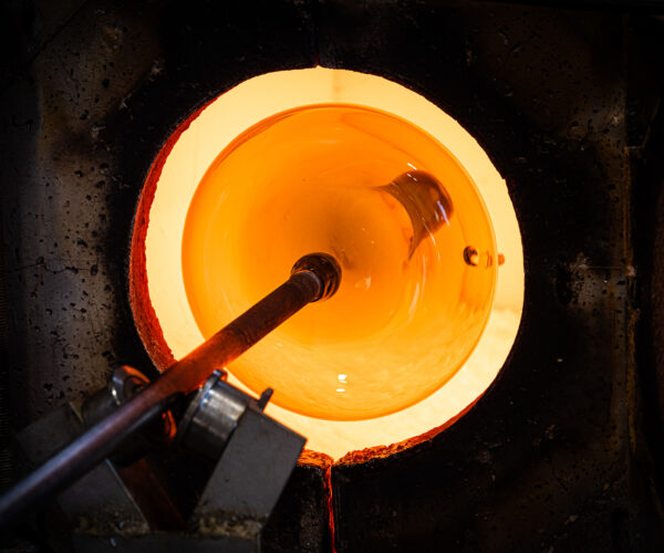 Réchauffe du verre au gloy hole pour pouvoir le façonner à nouveau.