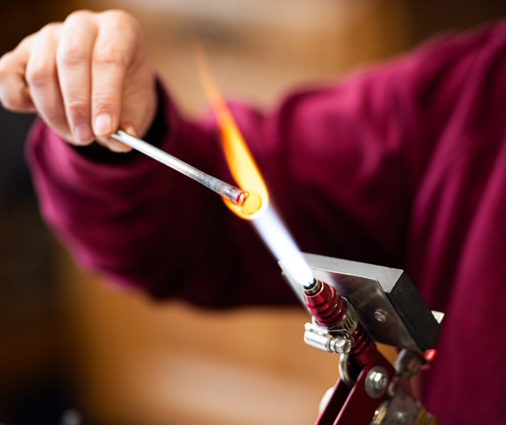 Verre soufflé au chalumeau.