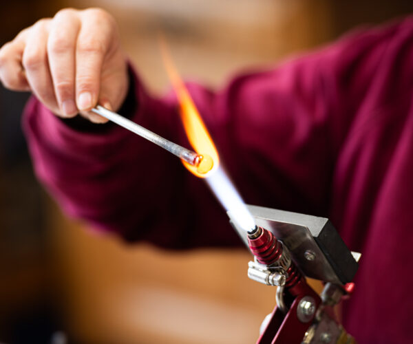 Verre soufflé au chalumeau.