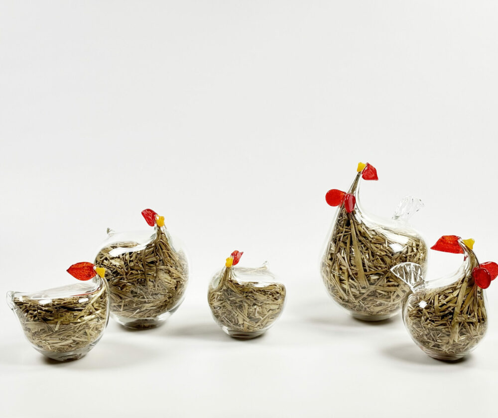 Verre soufflé et paille naturelle.