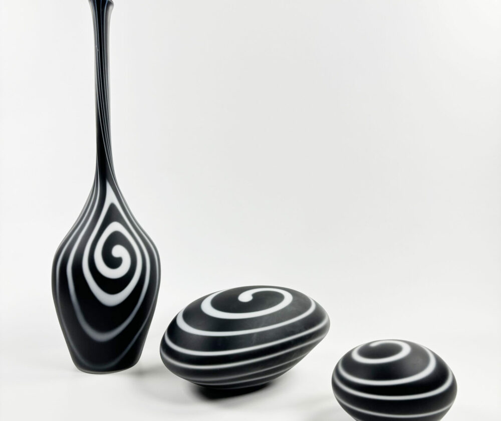 Verre soufflé et dépoli au jet de sable.