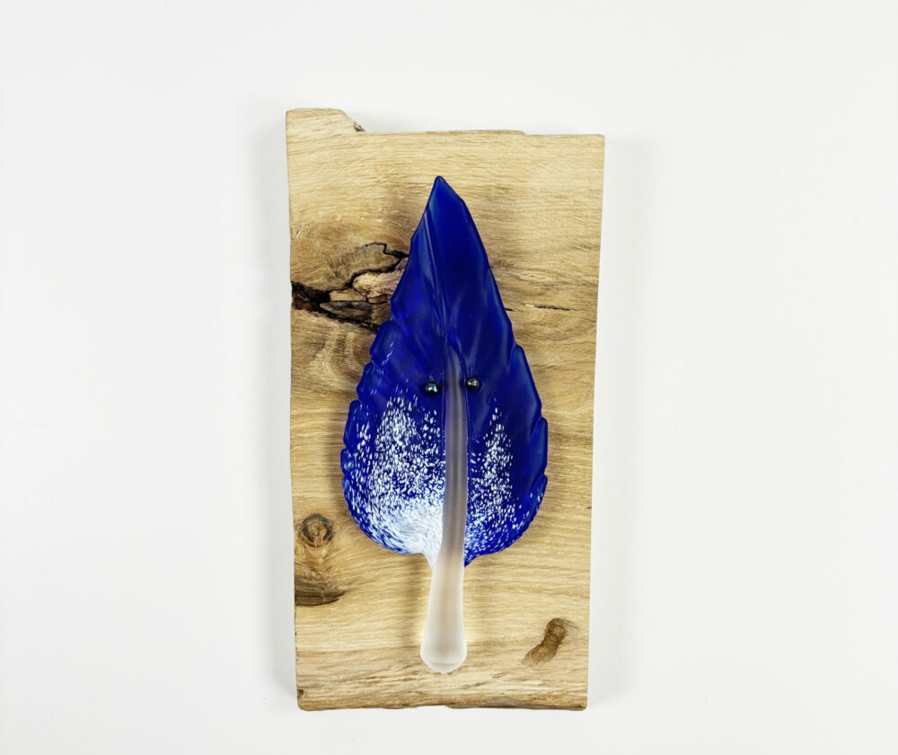 Verre sculpté à chaud et bois naturel du Jura.