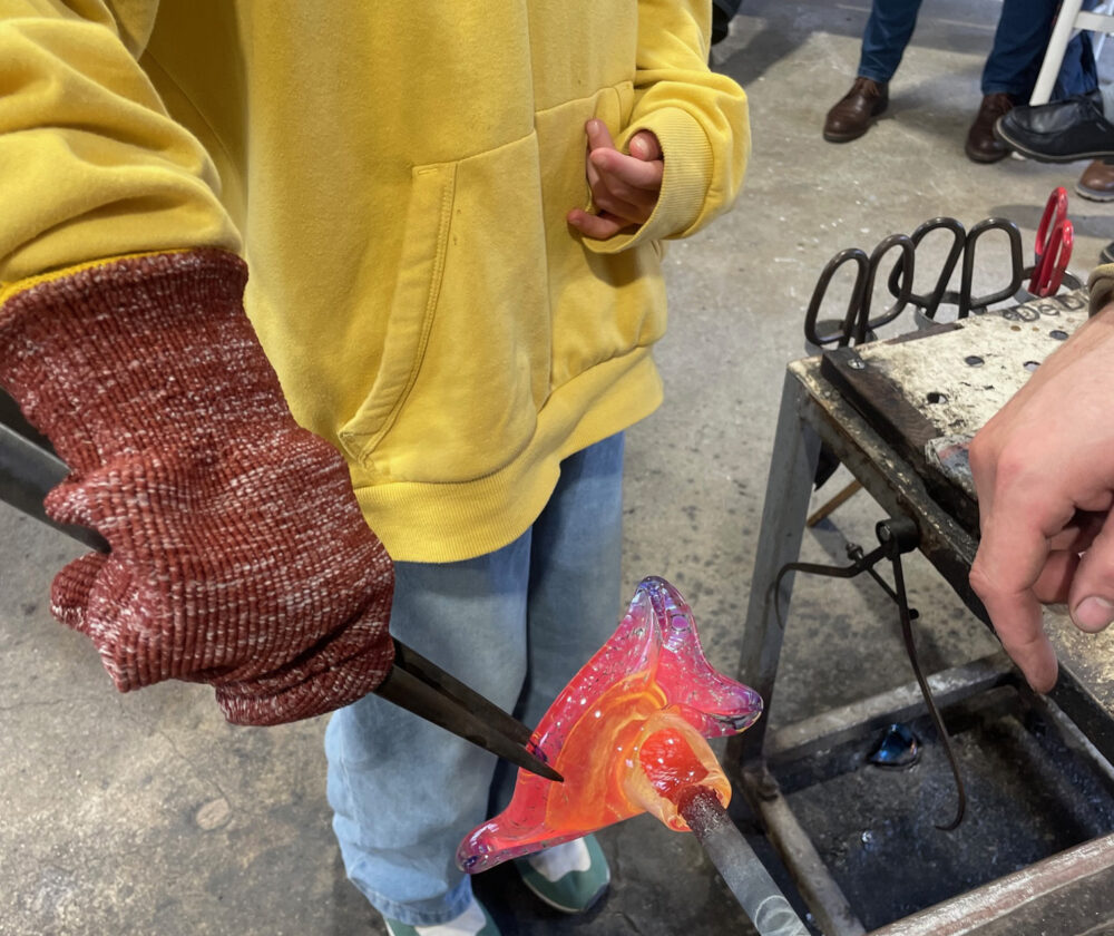 Sculpture du verre à chaud par une cliente en atelier découverte