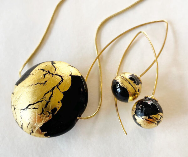 Bijoux réalisés en verre filé au chalumeau doré à l'or fin à chaud et montés sur argent 925 millième dorés à l'or fin.