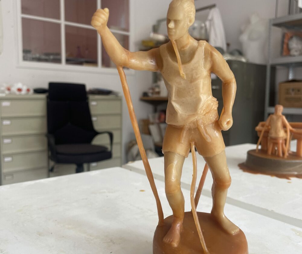 Cire sculptée pour être éditée en pâte de verre.