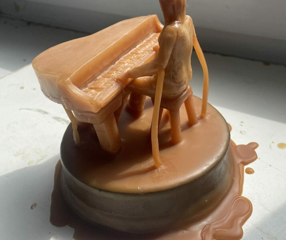 Cire sculptée pour être éditée en pâte de verre.